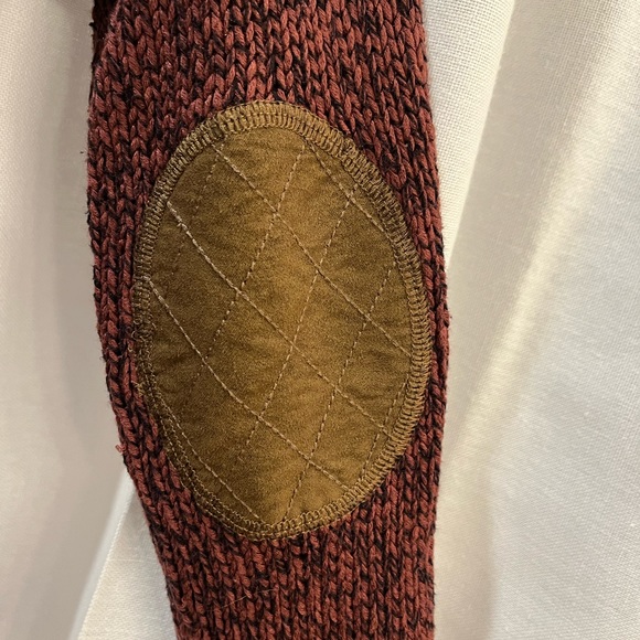 Francesca’s Maroon Sweater - Picture 4 of 4